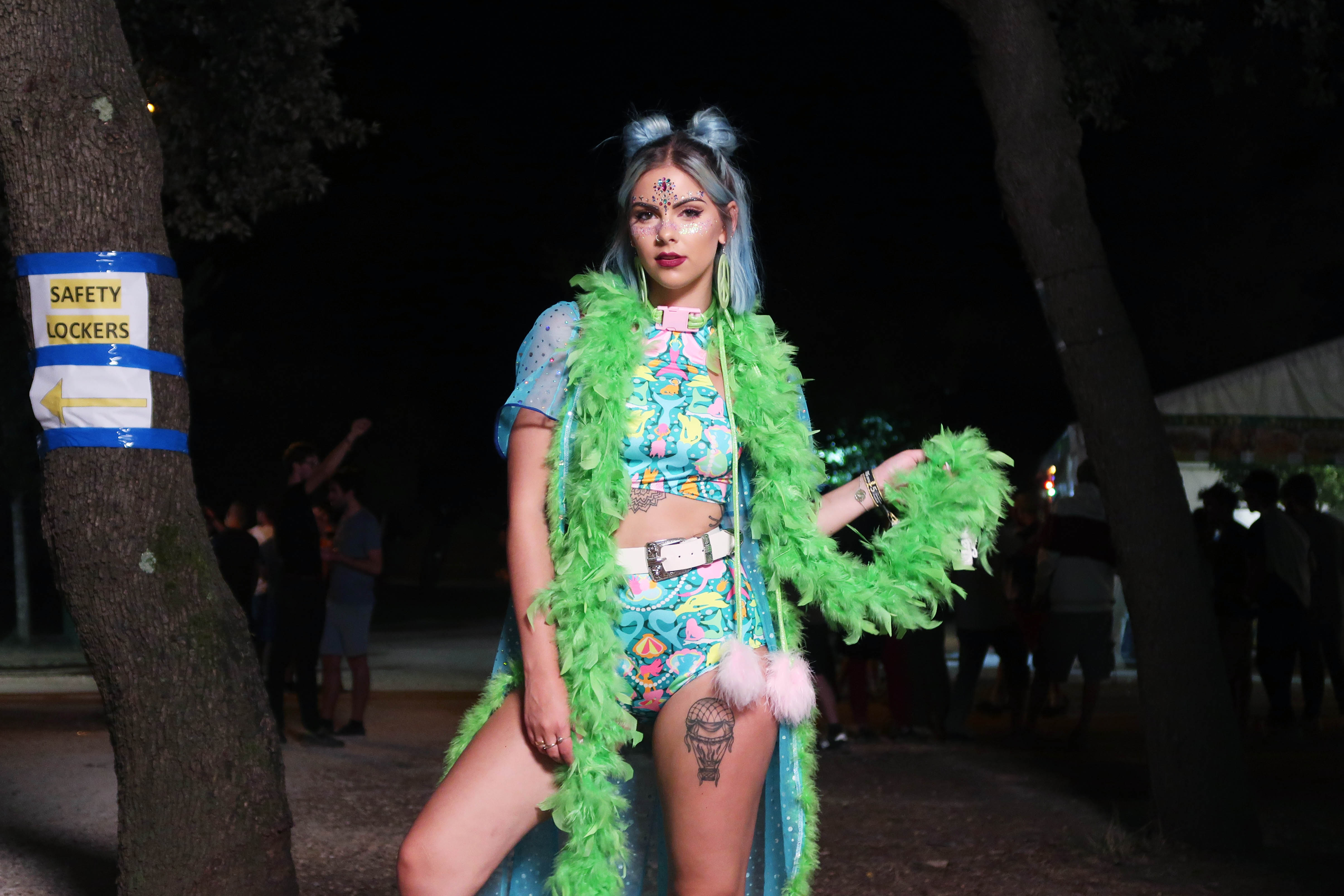 sophie hannah richardson at dimensions festival wearing feather boa