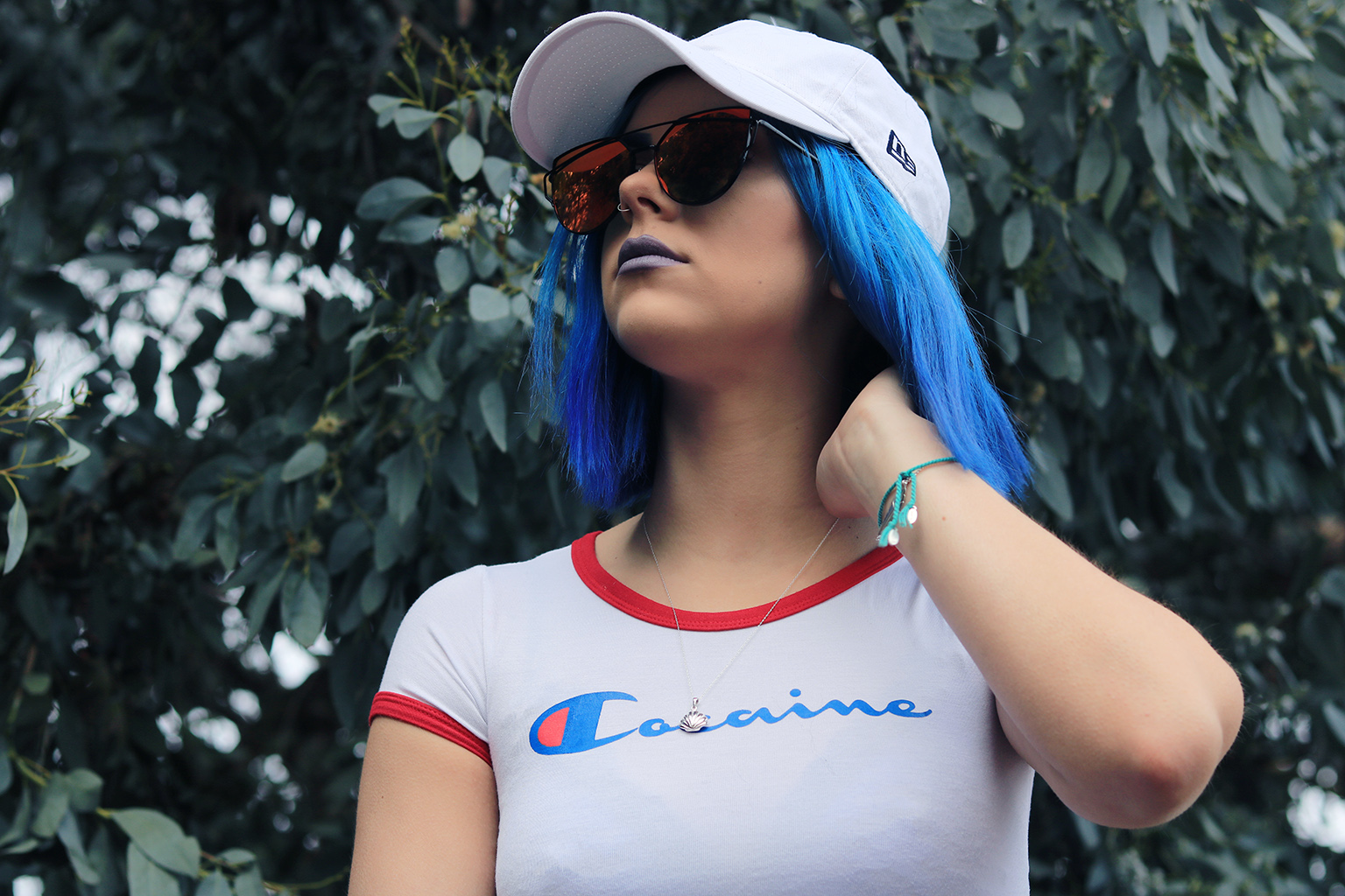 sophie hannah richardson wearing a cocaine drugs t shirt