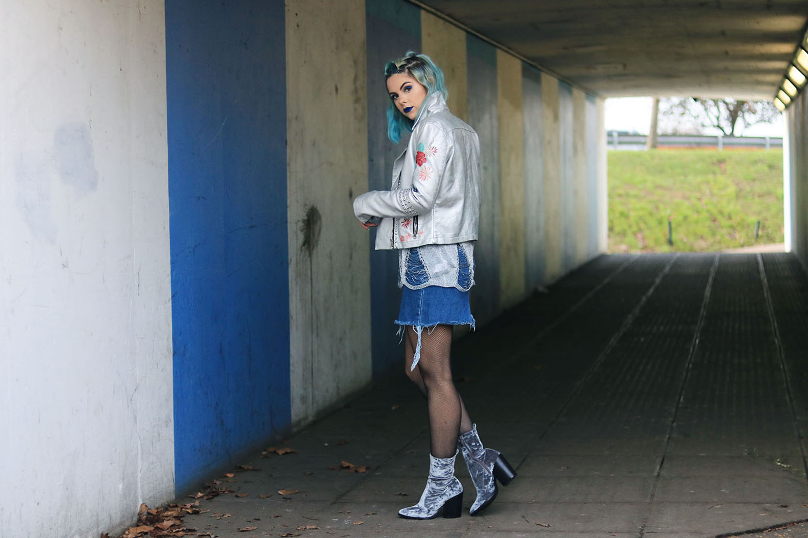 sophie hannah richardson wearing silver and talking about her digital detox