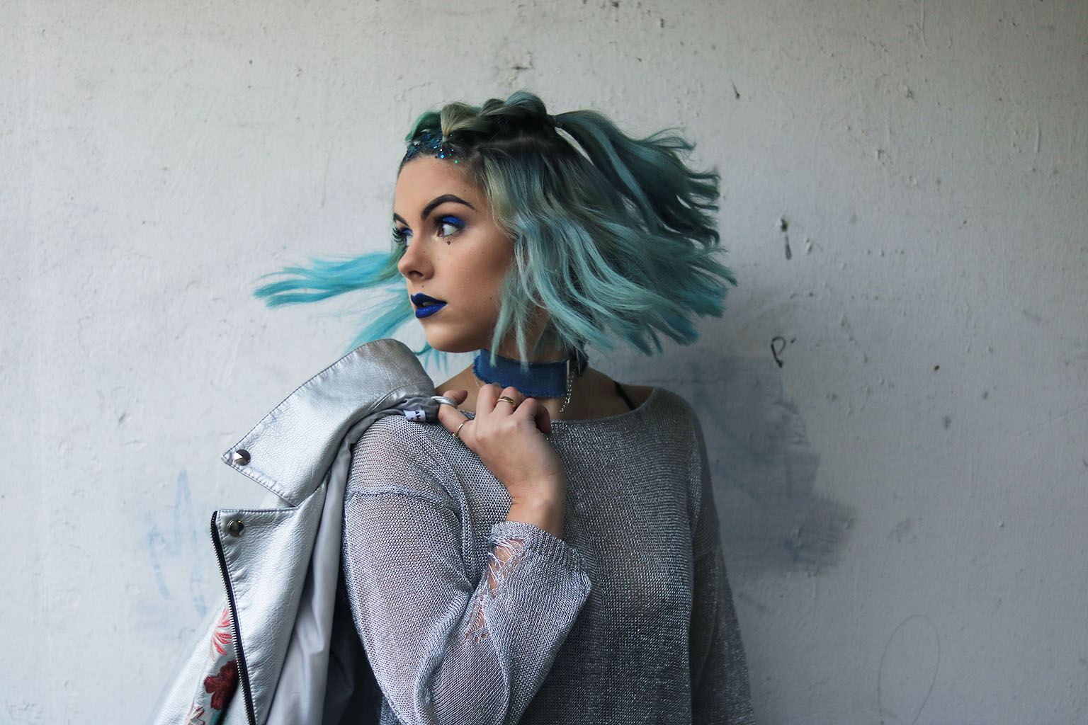 sophie hannah richardson wearing silver and talking about her digital detox